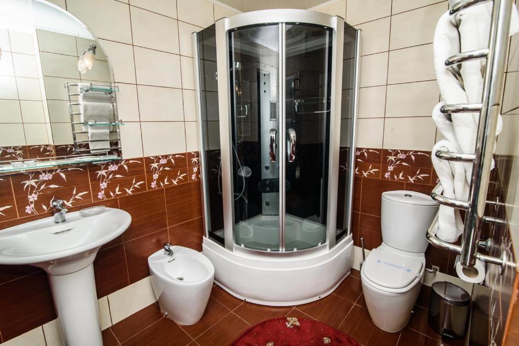 Луцьк Готель Світязь Lutsk Ngoại thất bức ảnh